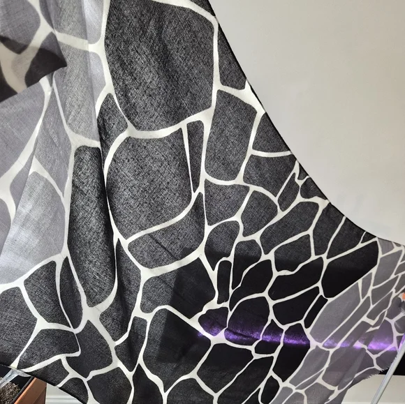 ​Ann Taylor Gray & Black Giraffe Print Scarf - Bold Animal Print Accessory - Picture 4 of 4